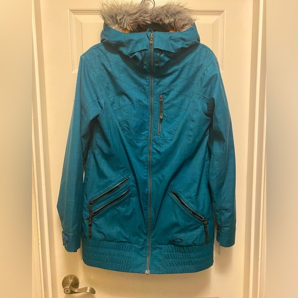 Oakley snow/ski jacket with faux fur trimmed hood in size medium. - Picture 3 of 9